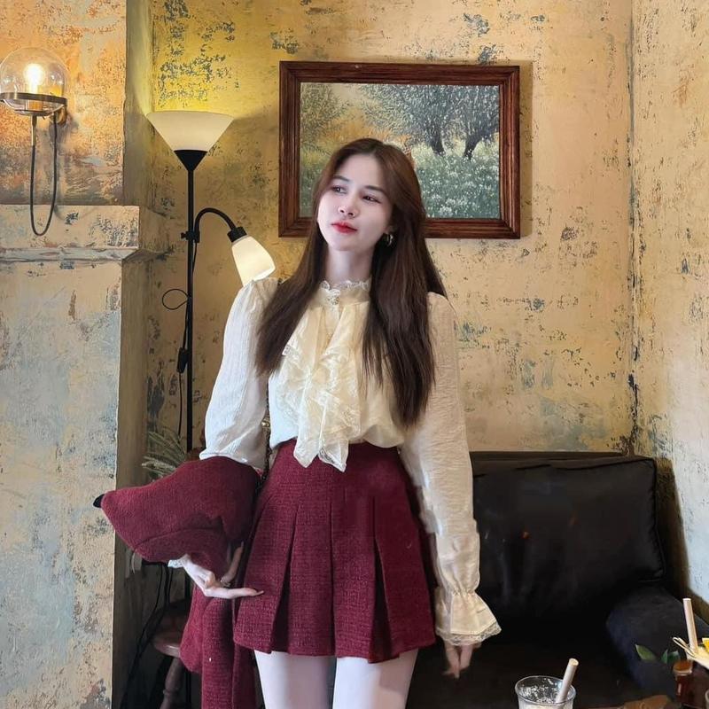 SƠ mi cổ bèo đũi  cúc ngọc  siêu hót hít  mã 23555 freesize 40<59kg Nữ Women Top Áo Trắng Shirt