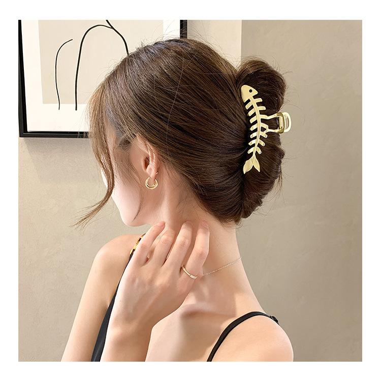 Product Introduction of Barrettes Back Head Grip Female \New Large Shark Clip High Sense Hairpin Net Red Hair Barrettes Clip Hairware 4
