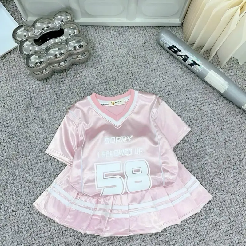(10-30kg) set áo thun số phủ bóng và chân váy xếp ly bé gái 1