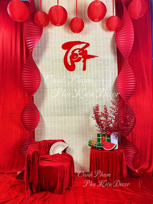    Combo Vip A5    TANG kèm liễn treo tết khi mua trên live    Gồm 1 Mành Tre  1m5x3m + Vải Nhung Treo + Khăn Trải Bàn,Ghế,Trải Sàn+2 Dải Giấy Xếp 3m + 7 Quả Cầu Vải + 1 Chữ Tết Size 60 + Bình Hoa Đào Đông   Phụ Kiện Đầy Đủ Như Hình ,có video hướng dẫn   