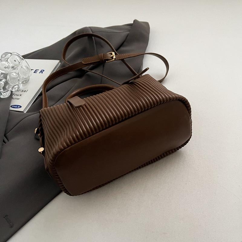 Product Introduction of High-quality Hand-held Bowling Bag Women's Autumn and Winter Simple and Fashionable Shoulder Bag Feeling Messenger Bag Bag 6609-521 3