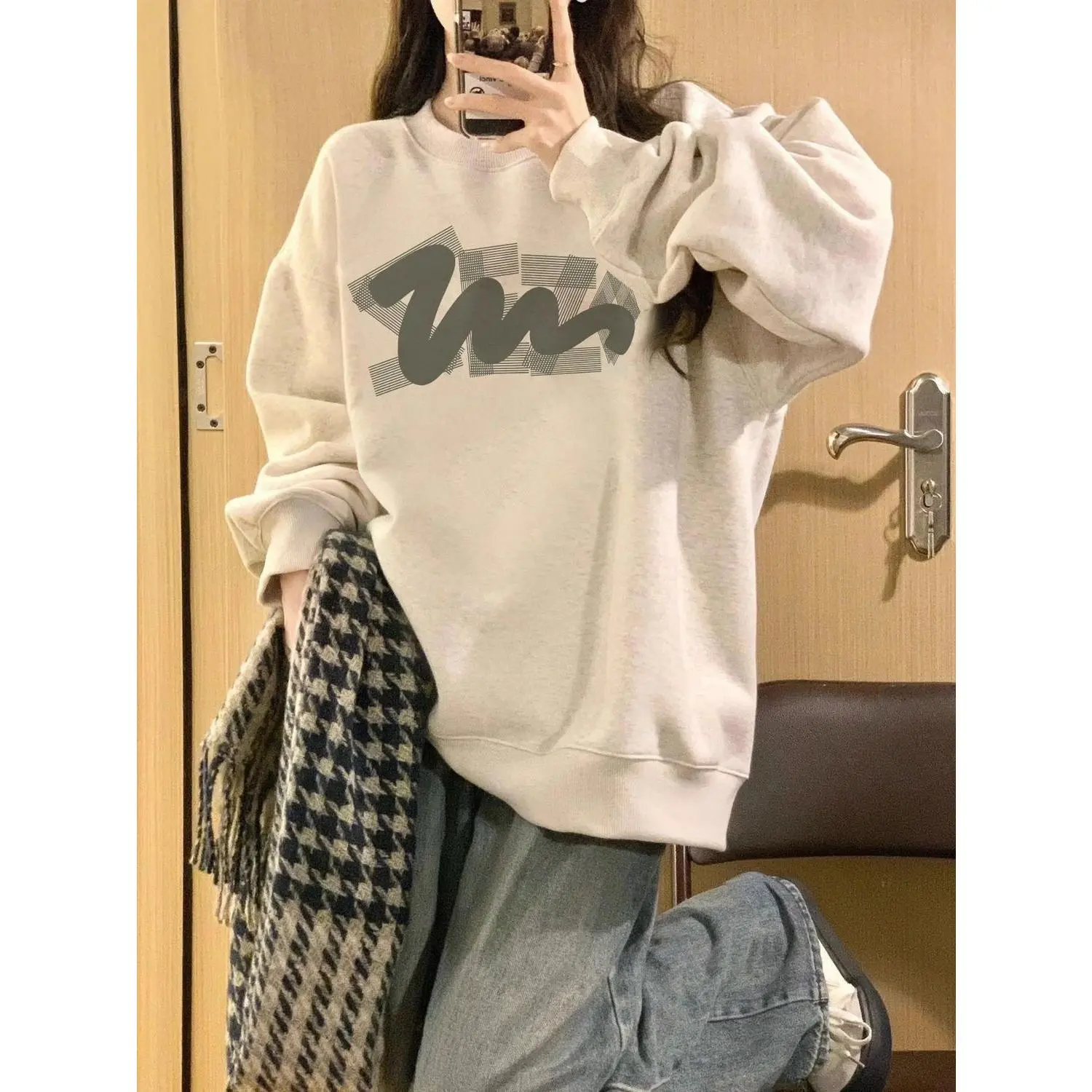 Sweater leher bulat Amerika retro untuk wanita, kot lengan panjang longgar dengan reka bentuk khusus, gaya Hong Kong, Baju, kelabu muda, musim bunga dan musim luruh