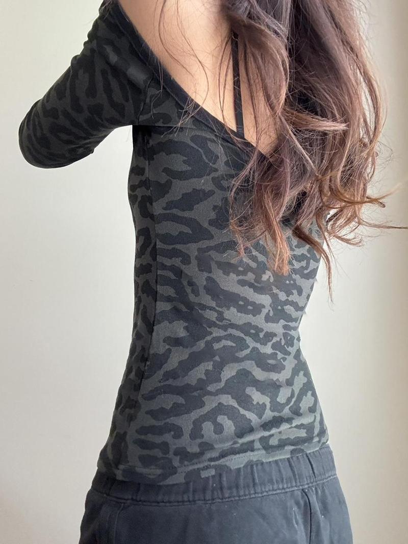 Product Introduction of Women's Leopard Patchwork Print Contrast Lace Backless Tee, Y2k Trendy Casual Long Sleeve T-shirt for Daily Wear, Ladies Fall & Winter Wear 14