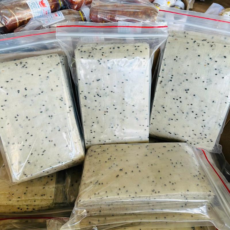 Bánh Tráng Mè Đen Loại Ngon Đặc Sản Miền Trung làm từ bột gạo và hạt mè đen,ăn chay dùng được 1 túi 500gr