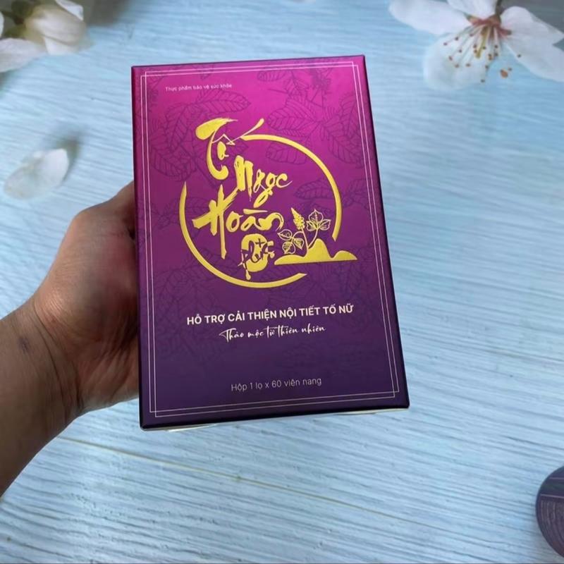 1 hộp Tố Ngọc hoàn plus sản phẩm của dova dành cho phụ nữ. Hộp bên trong màu tím gồm 60 viên. Dành cho phụ nữ suy giảm bốc hỏa, khó ngủ.