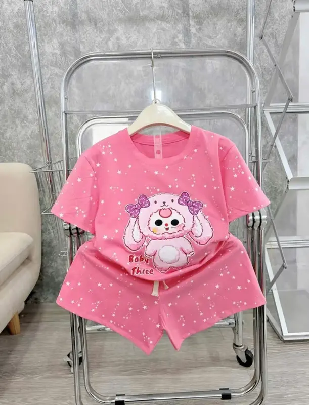 [Hanashop][11-52kg] Đồ bé gái, set bộ quần áo cộc tay cho bé hình BABY THREE tràn viền NGÔI SAO  chất cotton mịn mát 1