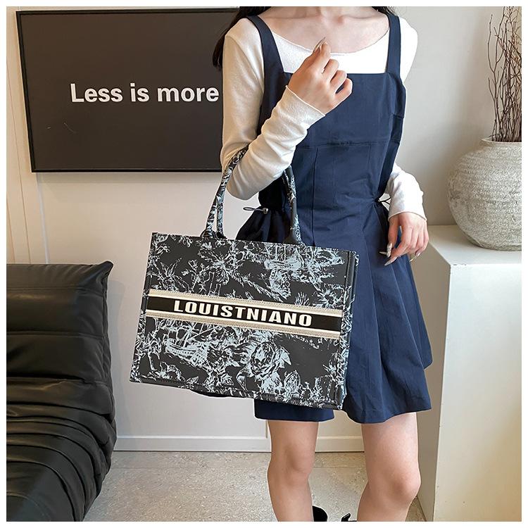 Product Introduction of Trendy Large Capacity Tote Bag for Women 2025 New Fashion Canvas Shoulder Handbag Tote Bag Niche Handbag Wholesale 12