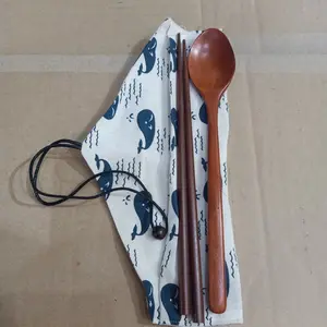 Set sendok sumpit kayu dengan kain