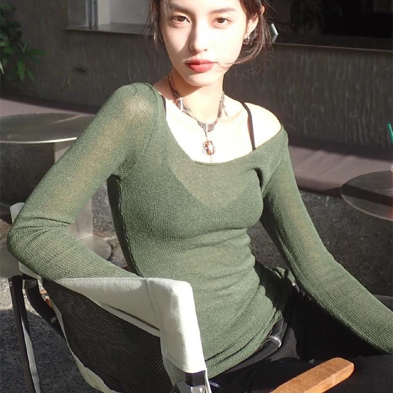 Áo len xanh rêu rách trễ vai