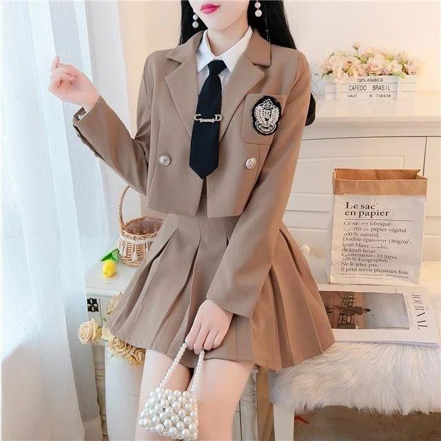 Product Introduction of Áo Khoác Vest Công Sở, Phong Cách Nhật Bản, Váy Xếp Ly, Thích Hợp Cho Mùa Xuân Và Mùa Thu, Trang Phục Thanh Lịch Và Nữ Tính, Bộ Đồ Hai Mảnh, Dành Cho Nữ Top Women Khuy 1