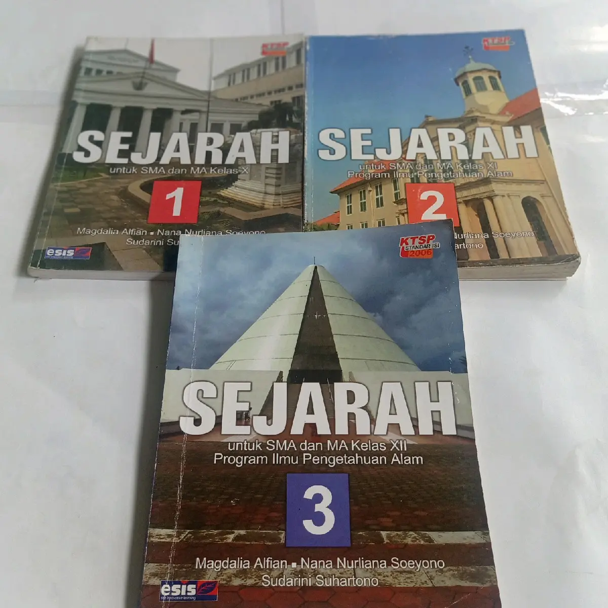 BUKU SEJARAH SMA MA KLS X XI XII KTSP IPA MAGDALIA ALFIAN Soft Cover