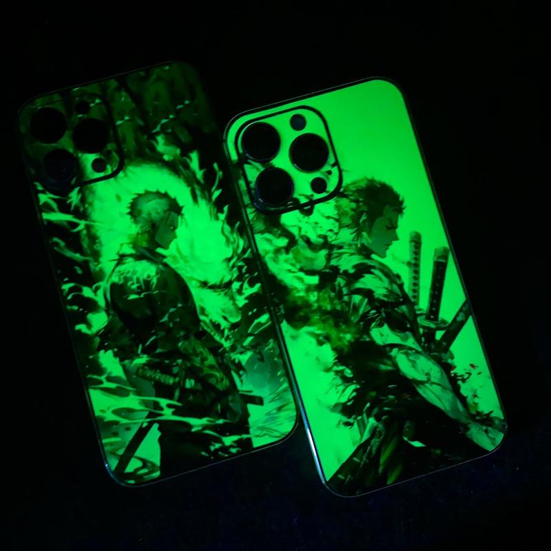 Skin miếng dán điện thoại phản quang họa tiết Zoro cực ngầu Phụ Kiện Ốp