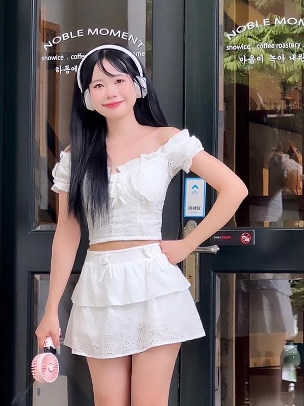 Set nữ áo croptop trễ vai ren thêu hoa kèm chân váy dáng ngắn Lina Closet