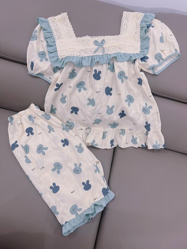 Đồ bộ mặc nhà nữ Hh áo cộc có tay bồng nhẹ cổ vuông cao Phối viền Ren bản to trước ngực chính giữa đính nơ phối viền bèo dáng baby xoè nhẹ quần lửng ngang gối hoạ tiết con thỏ in chìm chất liệu đũi hàn mềm mát êm thấm hút mồ hôi