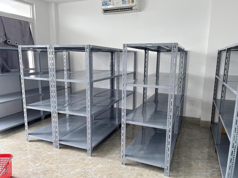 Kệ sắt v lỗ 4 tầng, Cao 1m5 x dài 1m x rộng 50cm, tải trọng 80kg/ tầng