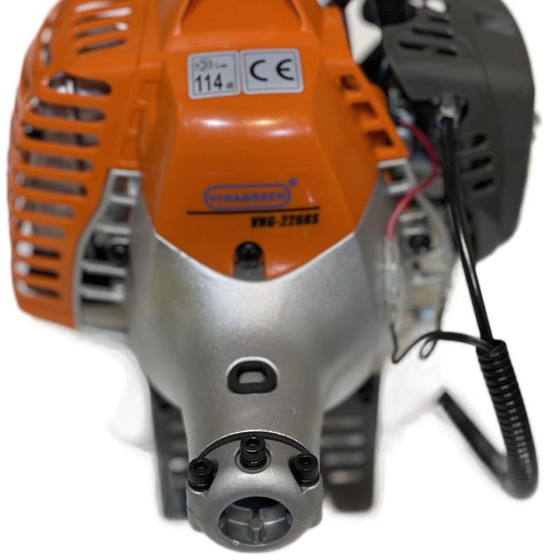 Máy cắt cỏ VINAGREEN 226. Máy cắt cỏ được sản xuất trên dây truyền công nghệ nhật bản, dung tích silanh 25,4cc. Pitong 34mm, cho tốc độ tối đa 11.500V /phut. Chế hoà khí tự động, tiết kiệm nhiên liệu. Chân đế thép bảo vệ cho bình chứa nhiên liệu.đồng bộ 6