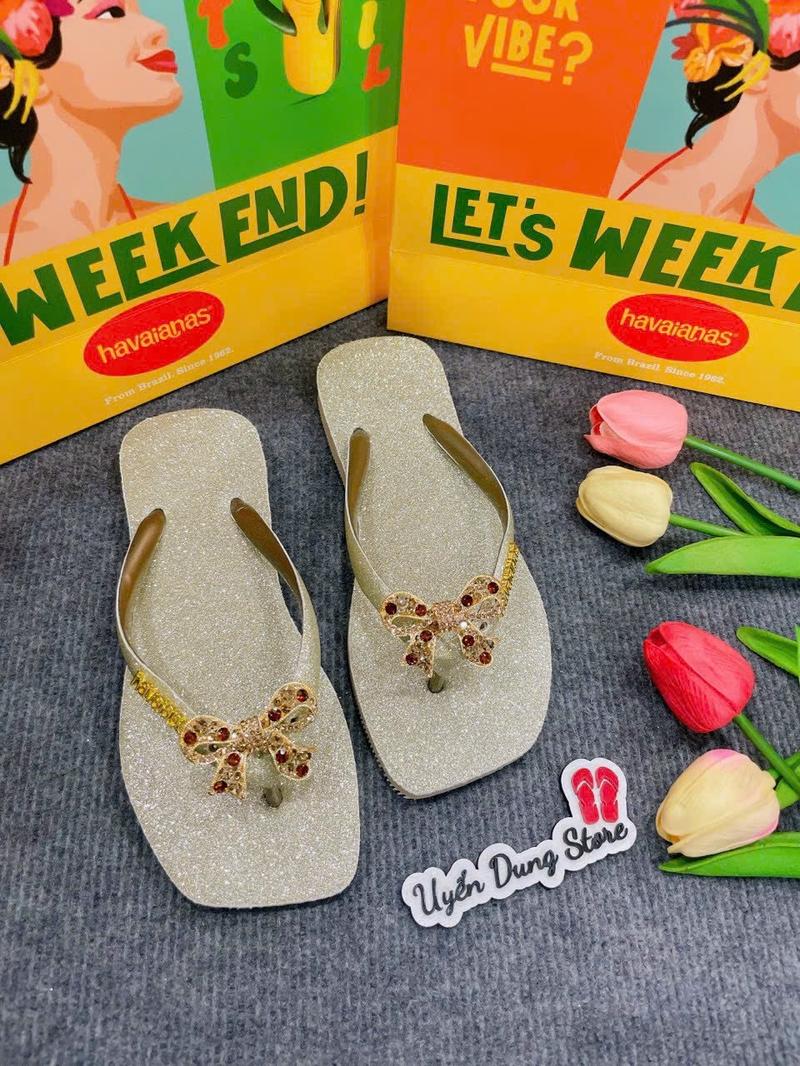 Product Introduction of Dép Nữ Vuông Si Nhũ Vàng Kèm Charm HVN 21