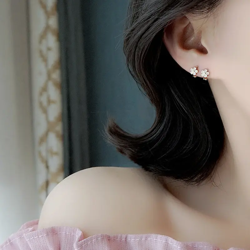 【Sktlz Barang akan dikirim dalam 24 jam】Anting-anting Bunga Daisy Retro Perak S925 Anting-anting Lingkaran Sederhana Desain Ceruk Gesper Telinga 6