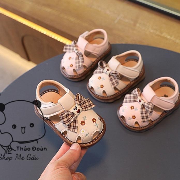 Dép Sandal Tập Đi Cho Bé Gái Có Kèn Hoạ Tiết Thêu Hoa Đính Nơ Thời Trang Siêu Nhẹ Kêu Chít Chít SHINBABYKIDS tiếng giày búp bê tiểu thư píp 1 tuổi