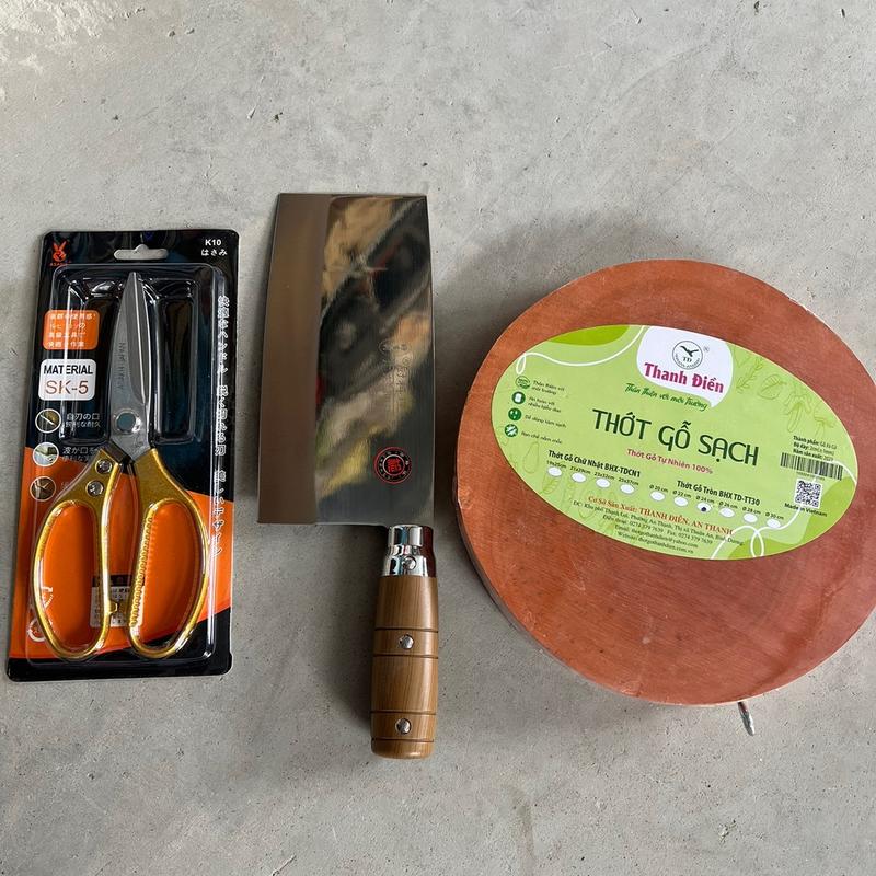 Bộ dụng cụ dùng trong nhà bếp (1 kéo .1 dao inox .1 thớt 24cm)