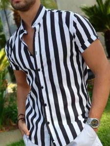 Camisa frontal con botones y estampado de rayas para hombre, Top informal de manga corta con cuello falso de ajuste regular para verano, ropa de hombre para uso diario