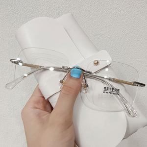 แว่นตาเปลี่ยนสีแบบไร้กรอบ น้ำหนักเบามาก เลนส์ป้องกันแสงสีฟ้า แสงนุ่มนวล แว่นสายตาสั้น แสงจันทร์สีขาว ท้องฟ้ายามค่ำคืน สำหรับผู้หญิง