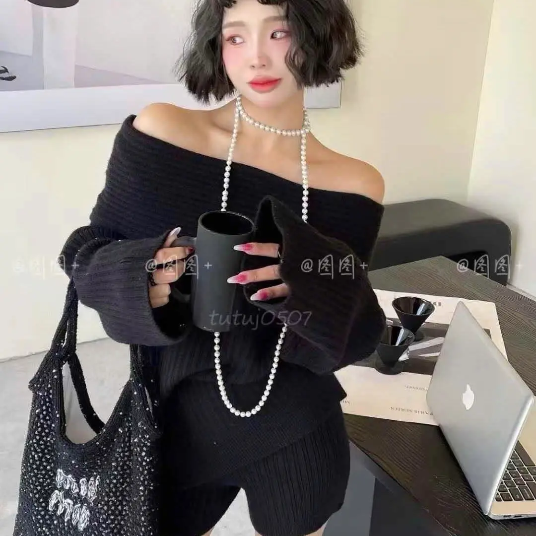 Về hàng set bộ len trễ vai mớiiii má uii xinhhh đỉnh luôn nha. 3 màu đều đẹp rụng trứng lunnn nạ. Form này siu dễ mặc dễ buôn giá cả lại phủ lý mời các ty CHỐT ĐƠN nạ ️️️  set đùi len trễ vai gân  Freesize 390