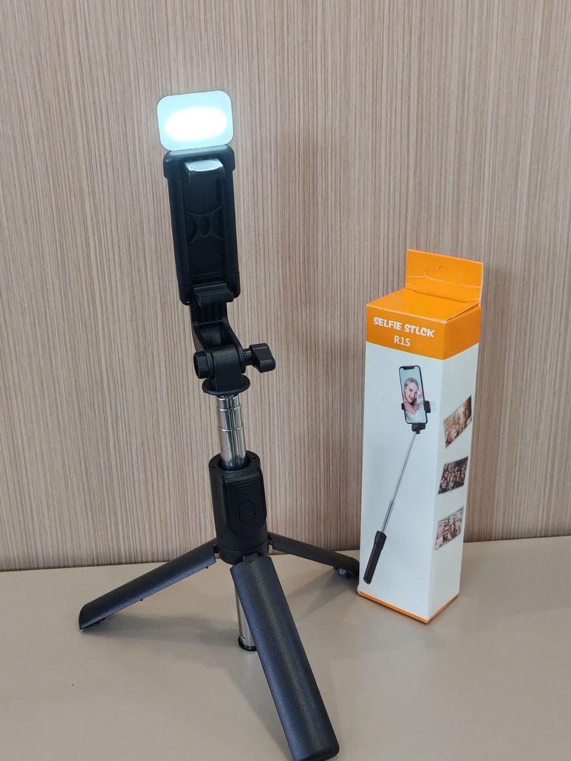 Product Introduction of Portable R1s Selfie Stick with Bluetooth Remote Control and Fill Light for Live Streaming tripod 4