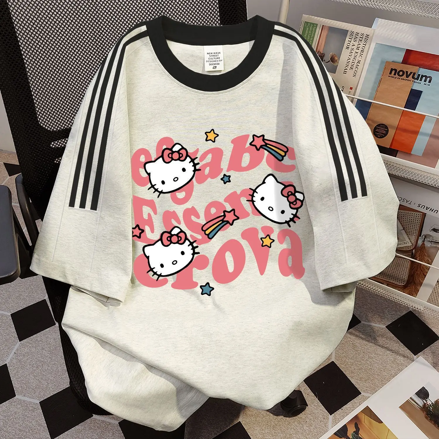 Áo Thun Hello Kitty, Phong Cách Mỹ, Siêu Phổ Biến, Ba Sọc, Ngọt Ngào Và Ngầu, ngắn Tay, Dành Cho Nữ, Mặc Mùa Hè, Dáng Rộng Vừa Vặn, Phong Cách Lười Biếng, Ins Xu Hướng, Áo Hàng Đầu