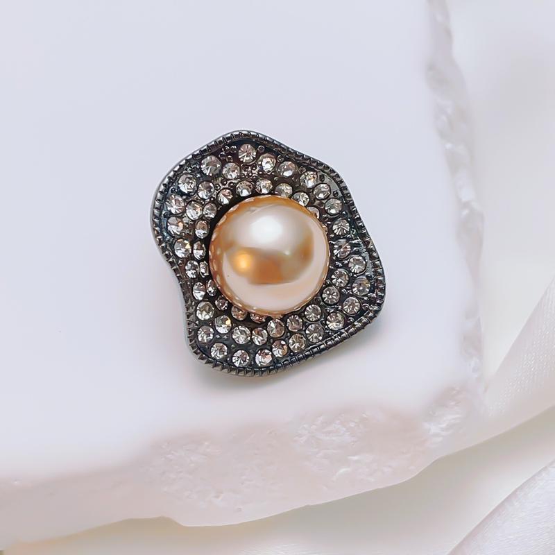 Product Introduction of Pearl Korean Fashion Coat Clip High-End Ornament New Arrival Brooch High-End Sense Niche Corsage Trend 1