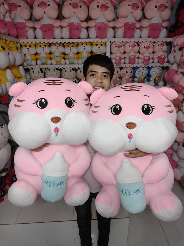 Gấu bông hổ ôm bình sưa màu hồng