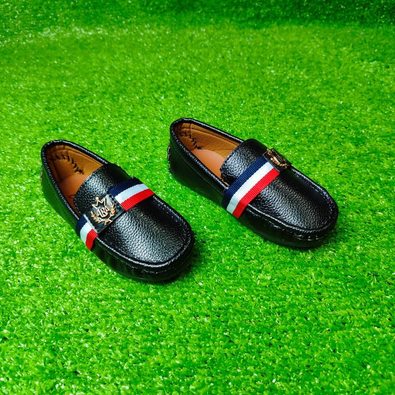 Giày lười bé trai mẫu đẹp cho bé từ 1 đên 9 tuổi mẫu khóa hông 2 màu cho ba mẹ lựa chọn ( size 21 đến 35 )