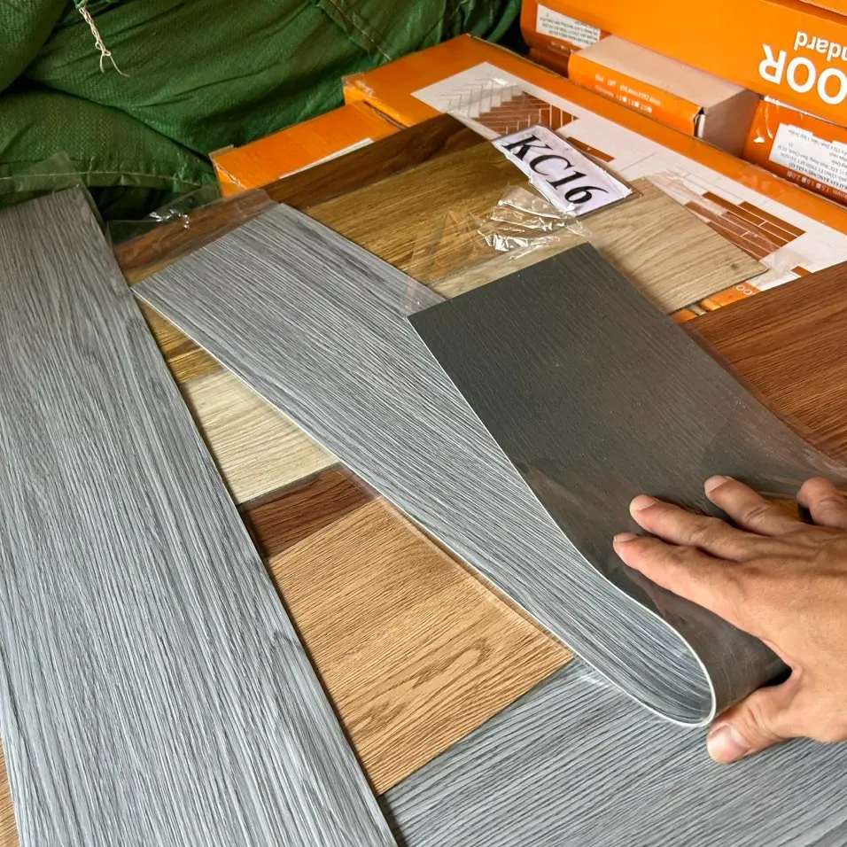 Sàn nhựa vân gỗ màu xám 2mm