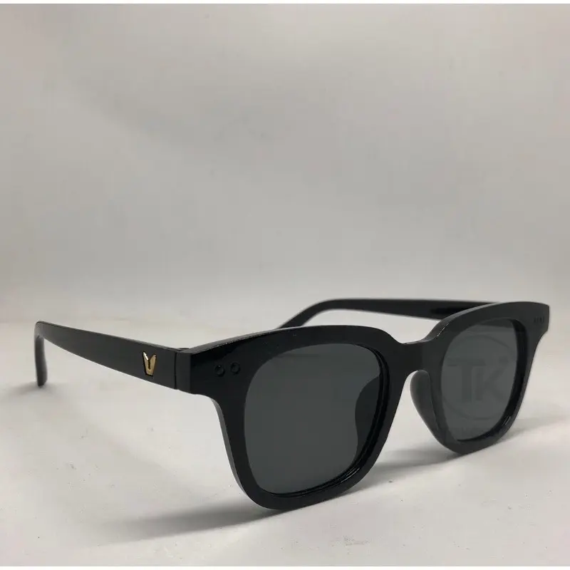Kacamata Hitam Vincent Logo V Model Kotak Warna PC 18cm x 6cm x 4cm - Sunglasses 1