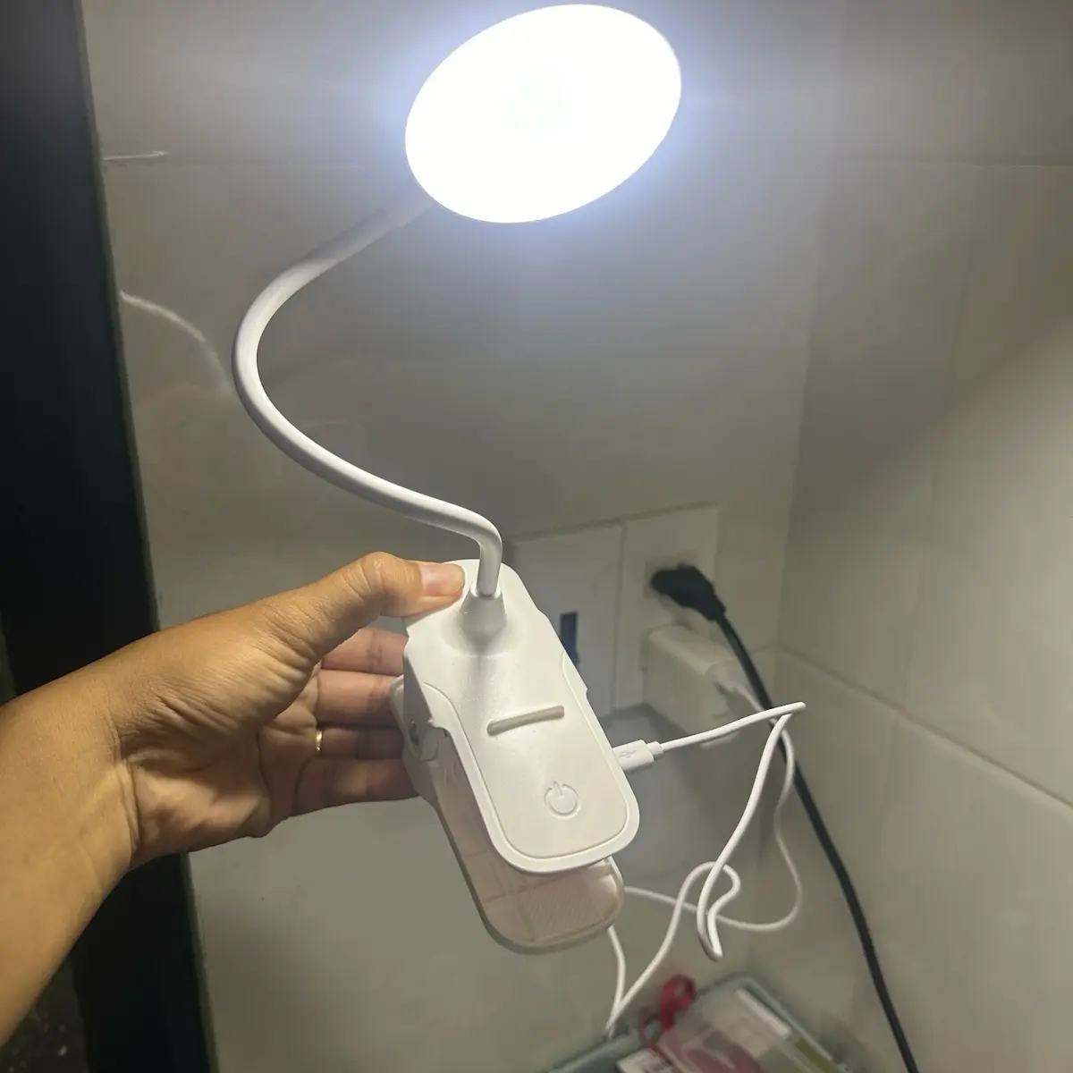 Đèn học led kẹp bàn có thể dùng theo sạc dự phòng