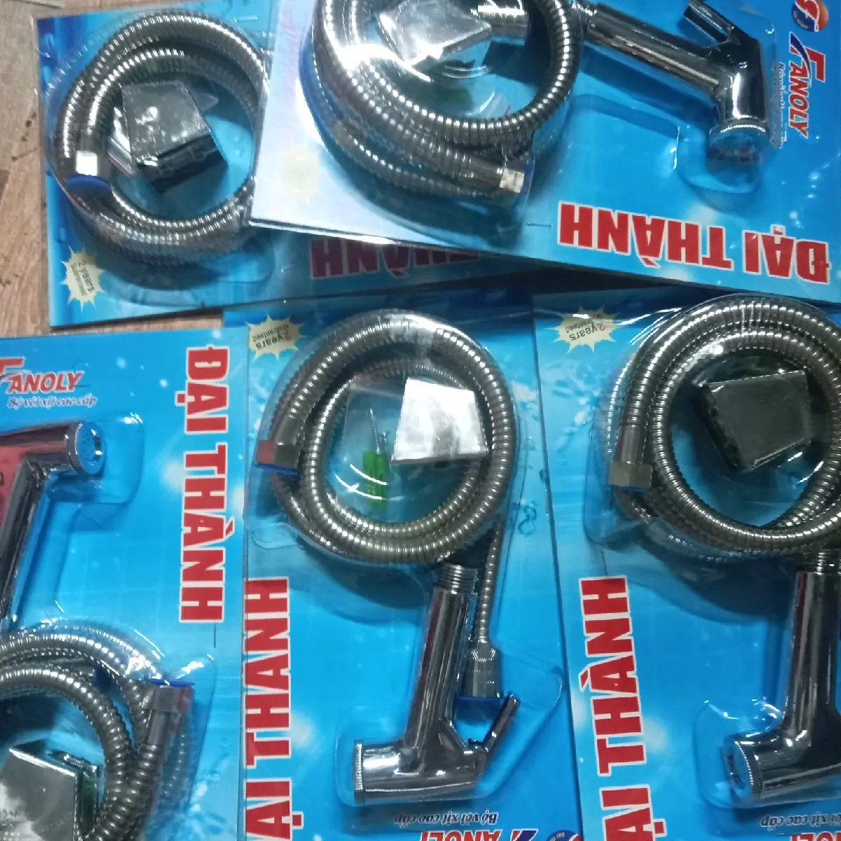 Bộ xịt vệ sinh, xịt cầu xi mạ + dây xịt inox 1.5m + gác . có vỉ treo