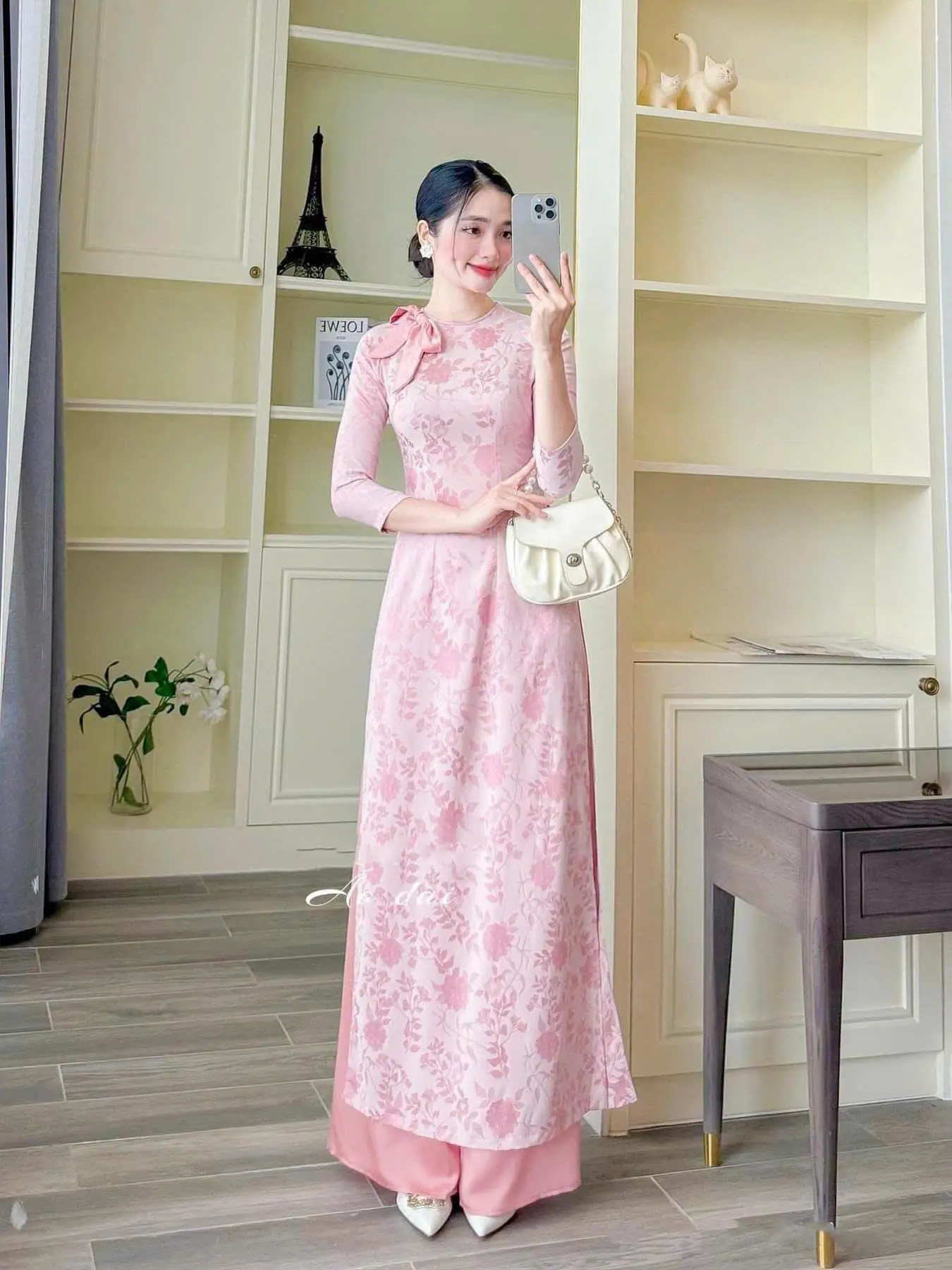 Áo dài gấm màu hồng đính nơ xinh mềm mại  duyên dáng trẻ trung - Áo Dài HOA PHƯỢNG Women Nữ Kem Sen Dress Sò Tre Lịch