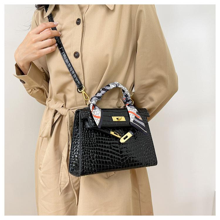 Product Introduction of Cross-Border Texture Kelly Bag 2025 Spring New Handbag Crocodile Pattern Shoulder Bag Retro All-Match Crossbody Women's Bag 17