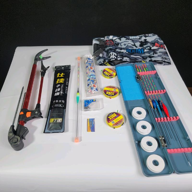 Bộ phụ kiện câu cá đầy đủ - Túi đựng cần 1m3 - gác ultra mập 2m1 - 5 phao ngày kèm hộp - 3 trục buộc sẵn - thẻo lưỡi đôi - hộp lưỡi - dây cuốn cần - phao điện - bộ phụ kiện trợ thủ đắc lực cho anh em cần thủ. Bắt Cá Đi Câu Fishing Nam TÚI 1M3