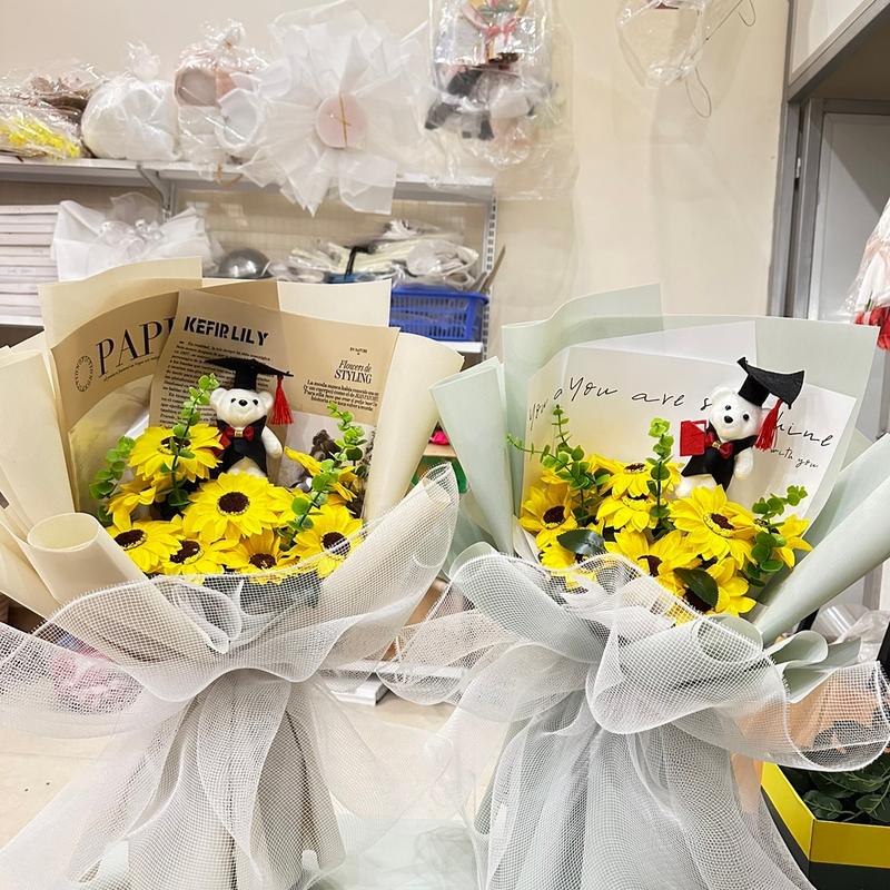 Bó hoa hướng dương tốt nghiệp kèm gấu , bó hoa cử nhân siêu đẹp Decor Decor Phòng Trang Trí Nhà sáp