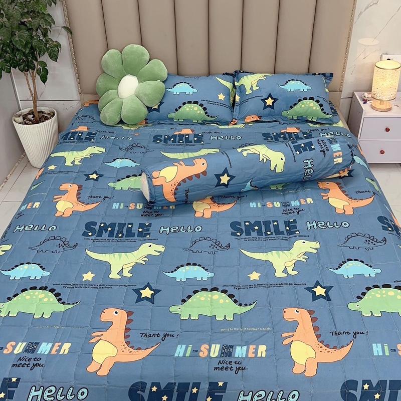 Bộ chăn ga cotton poly khủng long, sét 5 món gồm chăn hè trần bông 3 lớp chất poly cotton và ga chun bọc đệm, kèm vỏ gối và vỏ gối ôm cùng mẫu