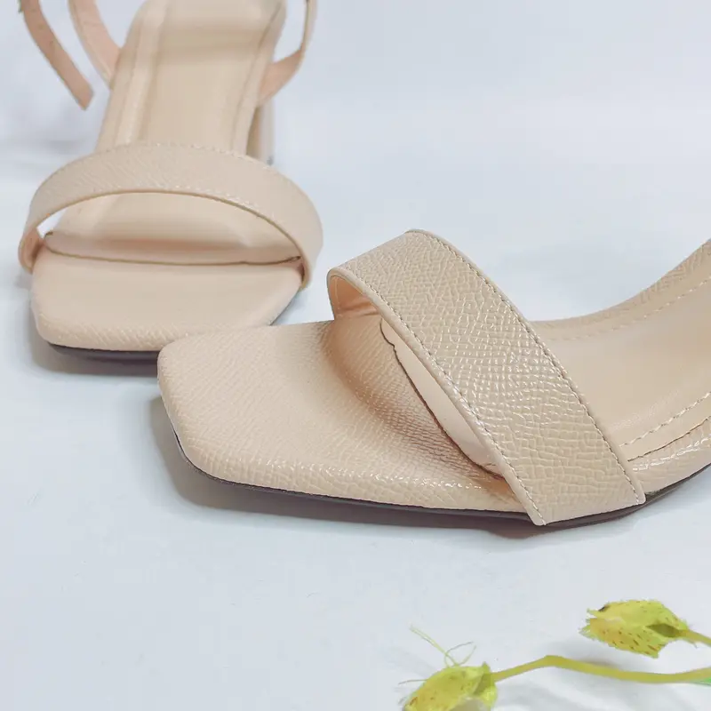 Giày sandal cao gót gót vuông to cao 5cm quai ngang với chất liệu da siêu mềm khóa cài ở cổ chân rất thoải mái 3