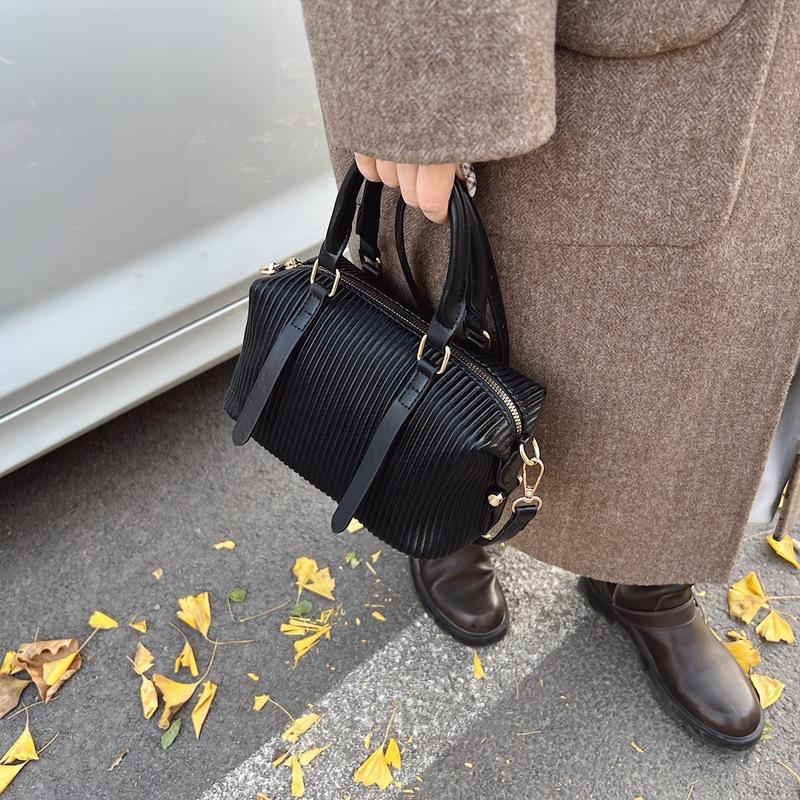 Product Introduction of High-quality Hand-held Bowling Bag Women's Autumn and Winter Simple and Fashionable Shoulder Bag Feeling Messenger Bag Bag 6609-521 18