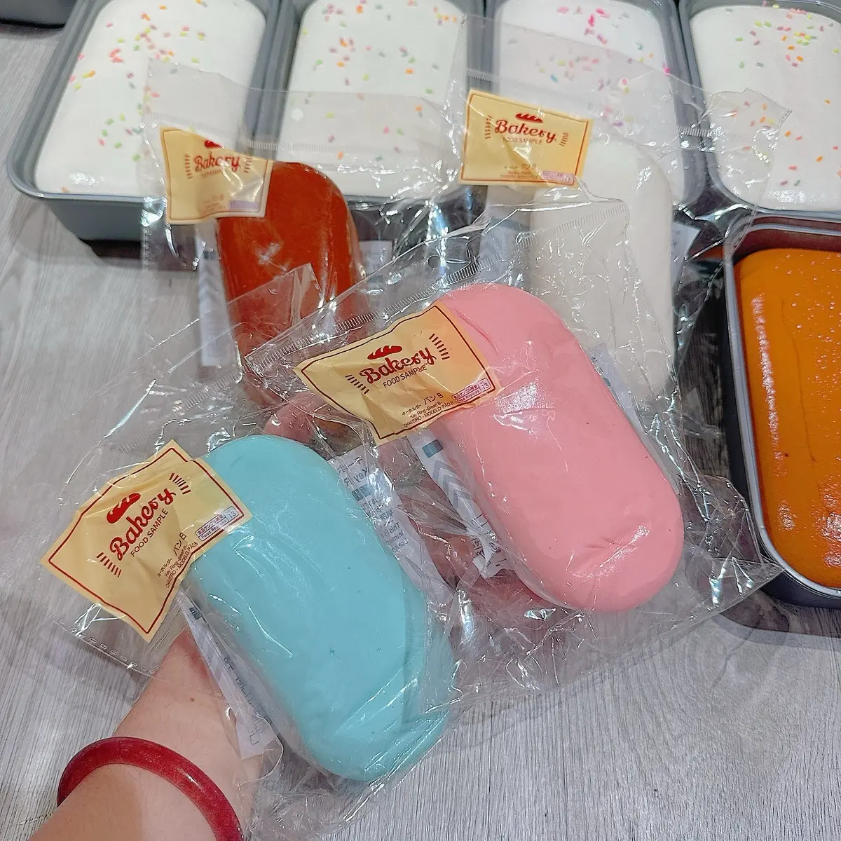 Đồ chơi sticky squishy bánh sữa hình bầu dục