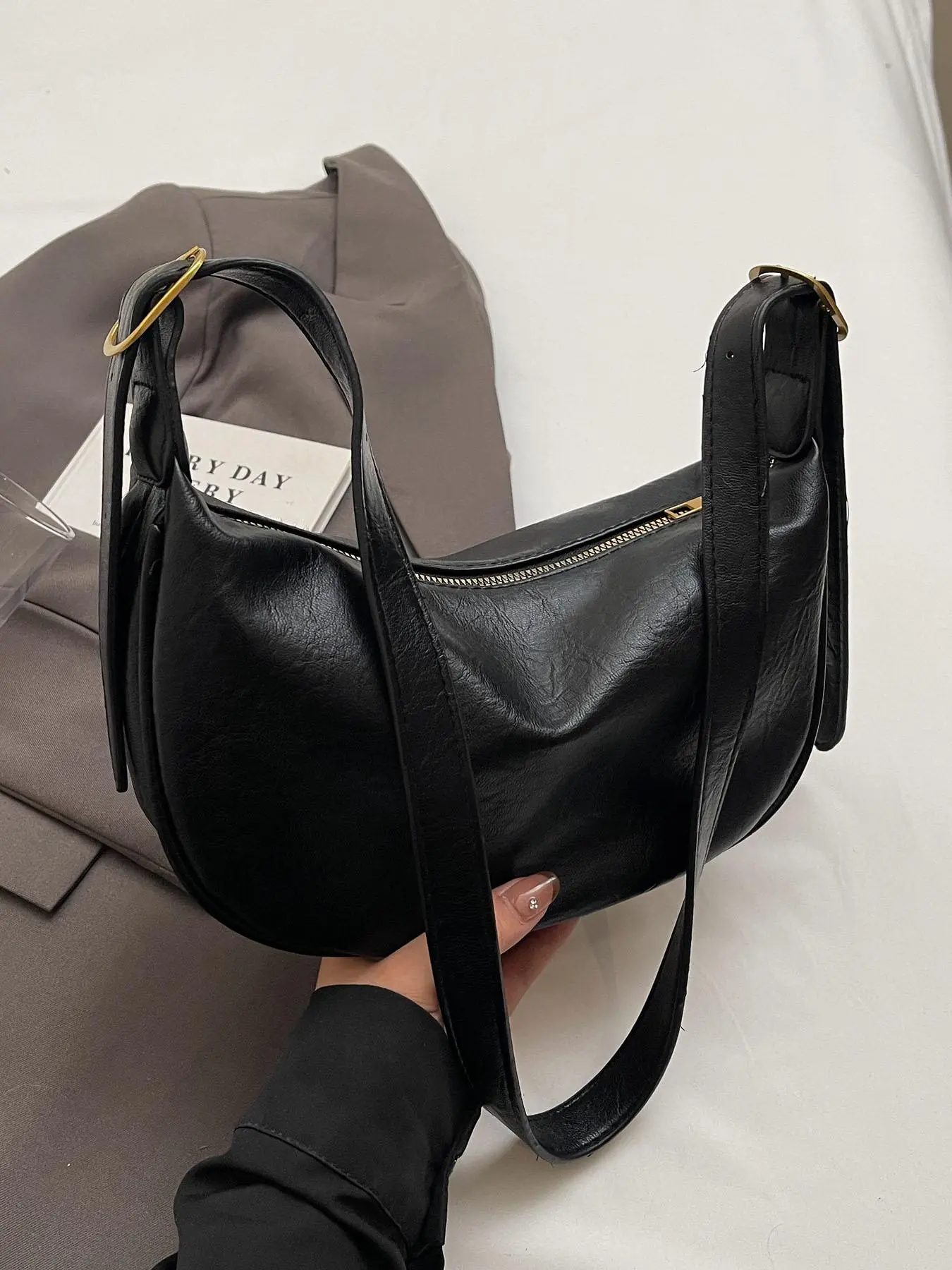 Women's Simple Solid Color Zipper Shoulder Bag As Gifts, Fashionable Vintage Pu Leather Shoulder Bag with Cute Charm, Casual Trendy Versatile Daily Commuting Bag, Girl Fashionable Shopping Bag