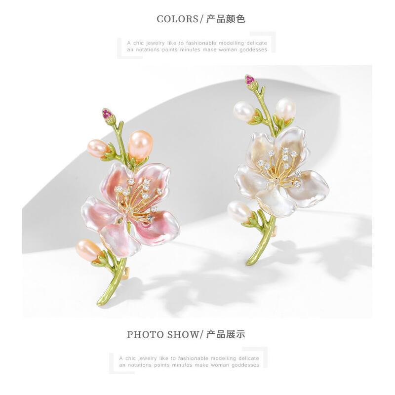 Product Introduction of Elegant Chinese style dress, cheongsam, chest flower, freshwater pearl, multi-purpose anti glare magnolia, high-end brooch 3