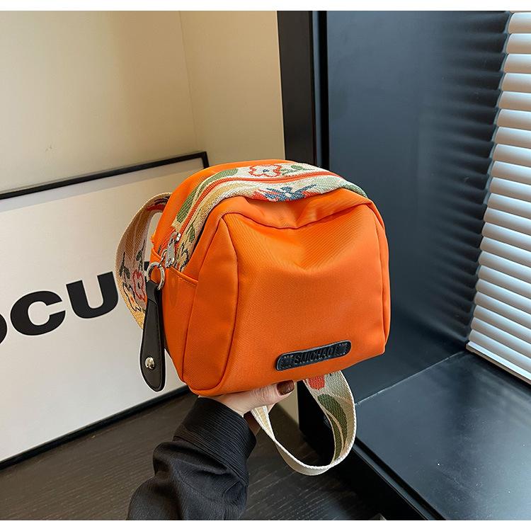 Product Introduction of Large Capacity Simple New Shoulder Small Cloth Bag Women's Messenger Bag Women's Bag Fashion All-Match Lightweight Oxford Cloth Shell Bag 29