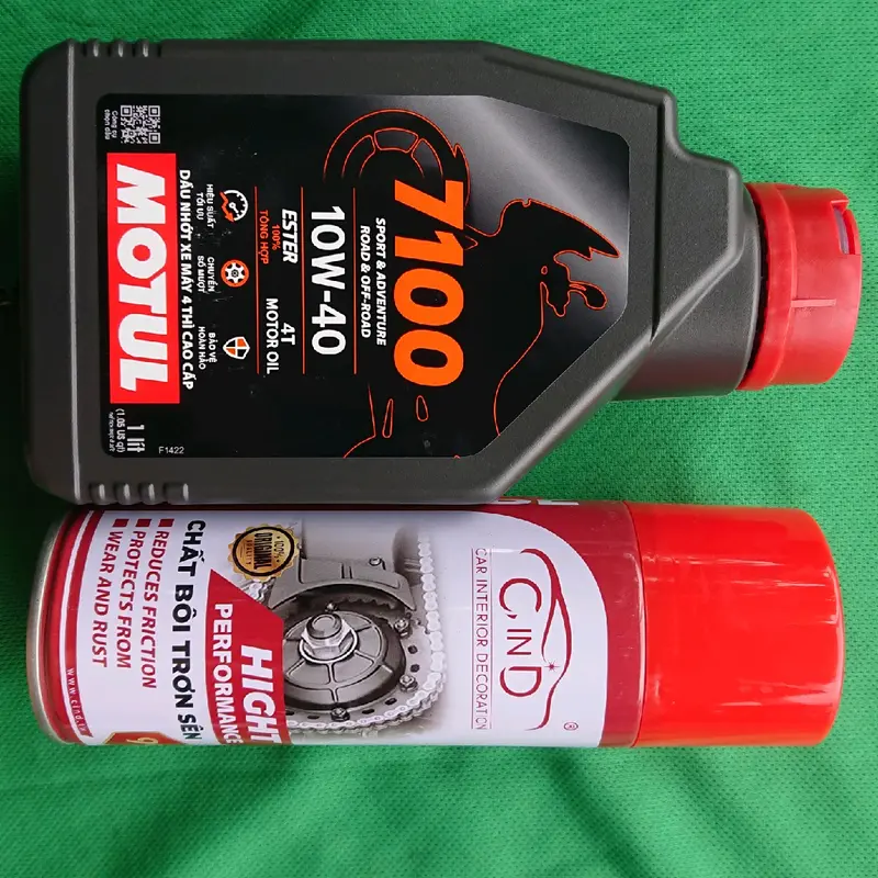 Dầu nhớt xe máy Motul 7100 10w40 1 lít và 1 chai xịt dưỡng sên 450 ml (bộ sản phẩm gồm 2 món như hình) 1