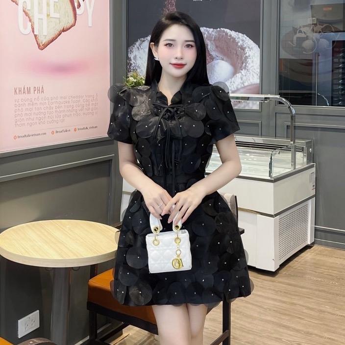 ￼Váy thiết kế dáng A cổ tàu phối dây nơ- Khâu đính hoa thủ công thắt nơ trước, đầm dự tiệc, đi chơi đi làm. Đầm thiết kế tôn dáng che khuyết điểm. 2 tông màu dễ mặc. Nữ Women Kem Dress Lịch váy  tiệc   váy thường mặc dam  didam cuoi váy  tay phồng váy  cổ 5