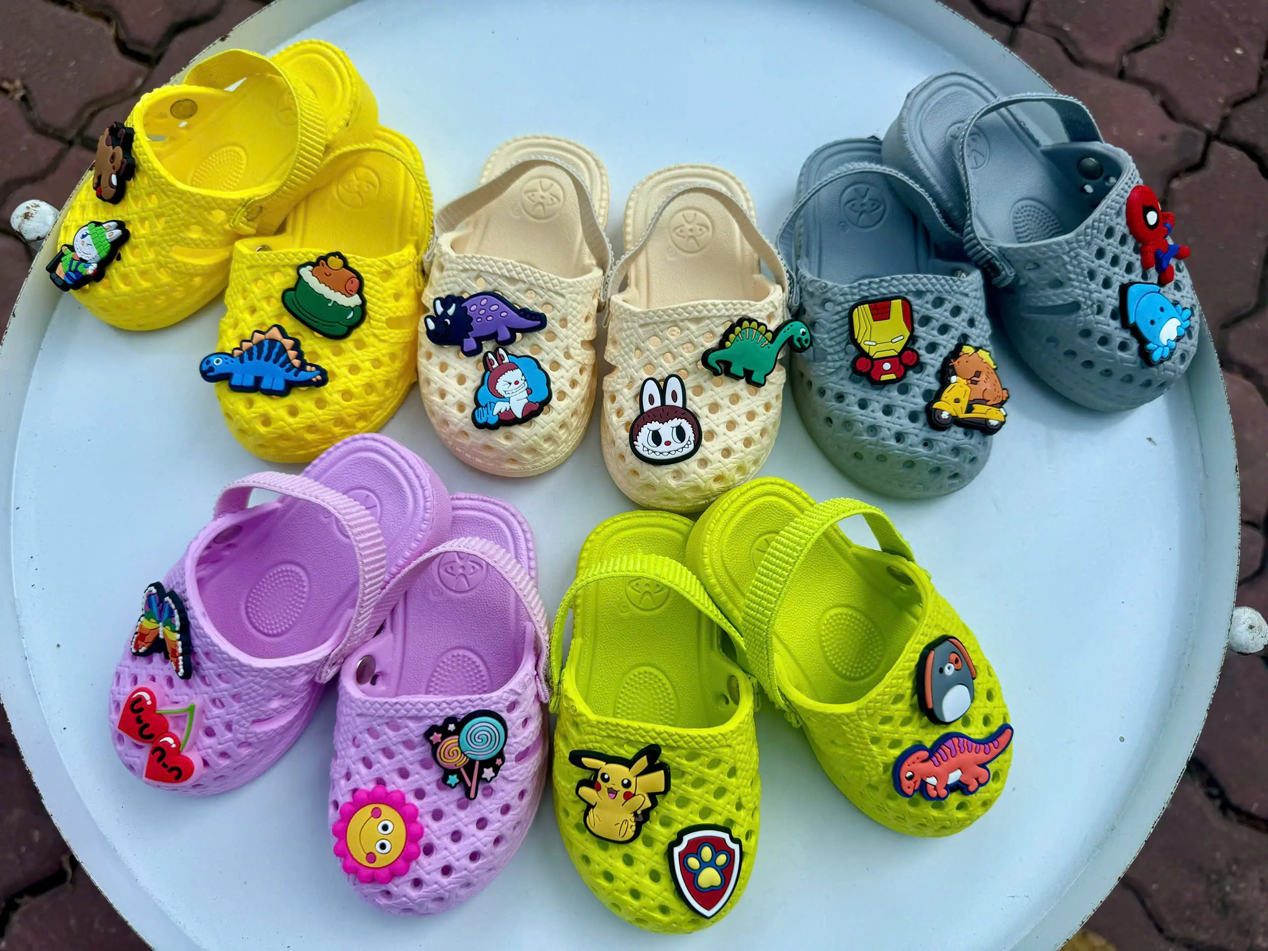 Dép Tổ Ong Bít Đầu Có Quai Thun Kèm Sticker Ngẫu Nhiên Cho Bé 4-24 Tháng Tuổi Kem déptổong chobé cóchun